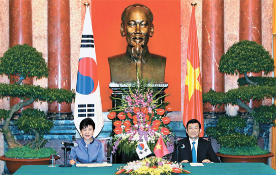 朴槿恵大統領とベトナムのチュオン・タン・サン国家主席が９日午前、ハノイの主席宮で首脳会談を終え共同記者会見をしている。