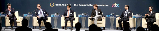 ９日、ソウルのウェスティン朝鮮ホテルで開かれた中央グローバルフォーラムで討論する参席者。
