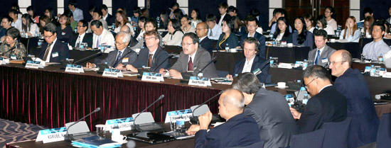 ９日、ソウルのウェスティン朝鮮ホテルで開かれた中央グローバルフォーラムで討論を傾聴している参席者。