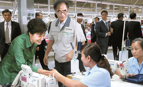 ベトナムを国賓訪問している朴槿恵大統領が１０日午後、ホーチミン市にあるハンセベトナムの工場を訪問し、キム・ドンニョン会長（朴大統領の右側）と労働者らを激励している。ハンセベトナムは衣類輸出専門企業のハンセ実業が２００１年に設立したベトナム現地法人で１万８０００人余りを雇用している。