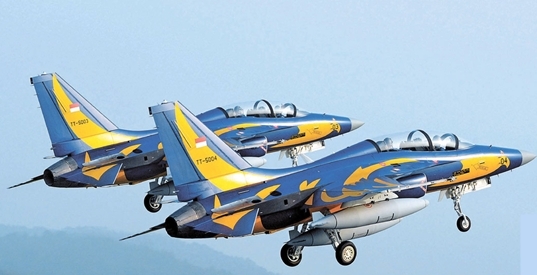 Ｔ－５０高等訓練機２機が１０日、慶尚南道泗川（キョンサンナムド・サチョン）のの空軍第３飛行訓練団飛行場から離陸し、インドネシアに向けて飛行している。