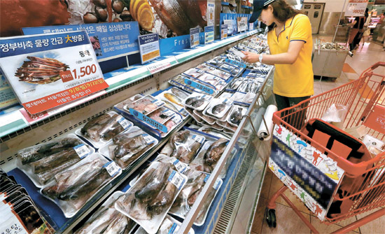 １０日、ソウルのある大型スーパーの水産物売り場。日本の放射能汚染水波紋による不安感のため、消費者が福島原発から５０００キロ以上離れたところで漁獲されたロシア産タラまで購入を避けている。