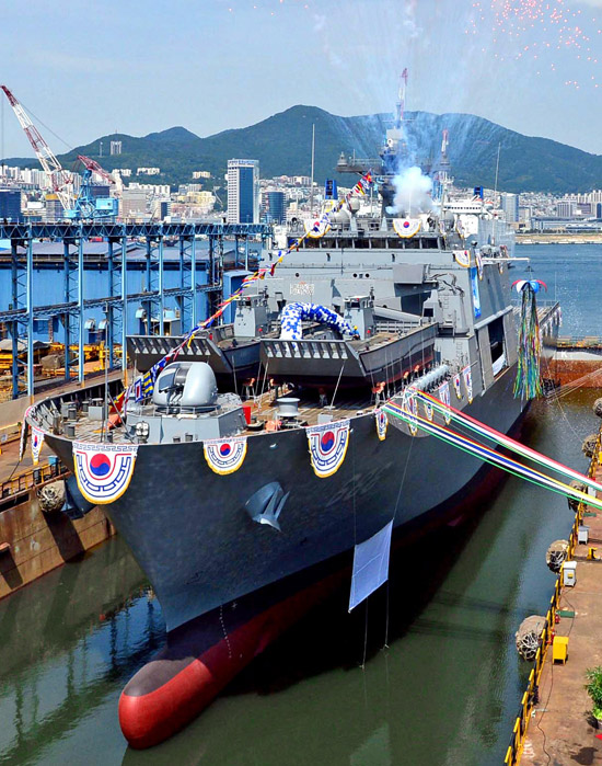 １１日、韓国の海軍の次期揚陸艦「天王峰」艦が釜山市影島区（プサンシ・ヨンドグ）の韓進重工業で進水式を行った。
