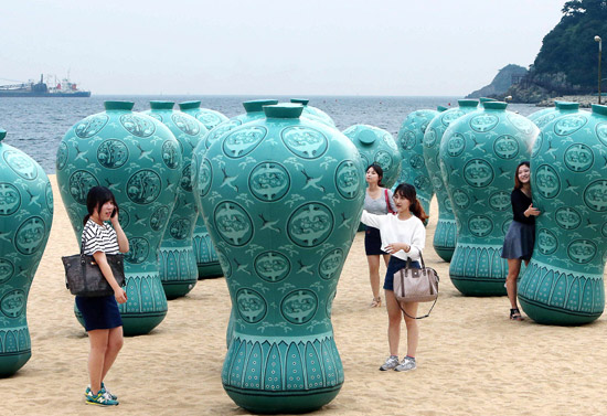 釜山（プサン）の松島（ソンド）海水浴場で開催中の「２０１３海の美術祭」で、高麗青磁の形をした作品を鑑賞している市民。