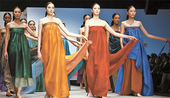 １１日午後、イスタンブールのヒルトンホテルで開かれた「韓国・トルコ伝統ファッションショー」で披露された韓服デザイナー、イ・ヨンヒ氏の作品「風の服」。（写真＝慶尚北道）