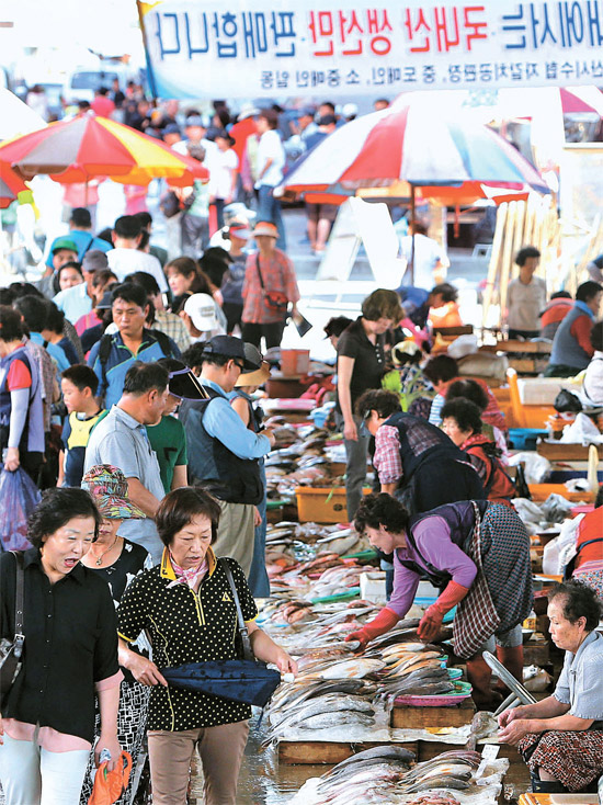 １５日、釜山（プサン）のチャガルチ市場は祭祀用の魚を購入に訪れた市民らで込み合っていた。