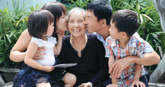 ソン・ジュンヨンさん（右から２番目）とグエンさん夫妻と子どもたちが９日、祖母（中央）と親しげにポーズを取った。（写真＝韓国女性財団）