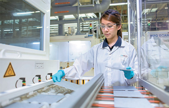 マレーシア・サイバージャヤのハンファＱセルズ工場で、女性職員が太陽電池製品を分類している。（写真＝ハンファＱセルズ）