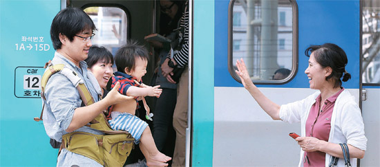 １７日午後、ソウル駅から釜山の祖父宅に向かう子供が、おばあさんに「行ってきます」と挨拶している。
