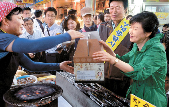 朴槿恵（パク・クネ）大統領が２４日、仁川（インチョン）の富平（プピョン）総合市場で海苔店の主人から海苔１箱をもらっていた。朴大統領の市場訪問は就任後４度目だ。