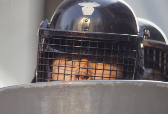 １９９０年代中盤、ソウル市内のデモ現場に配置された戦闘警察が保護用ヘルメットをかぶり、盾で体を守りながらデモ隊を凝視している。（中央フォト）