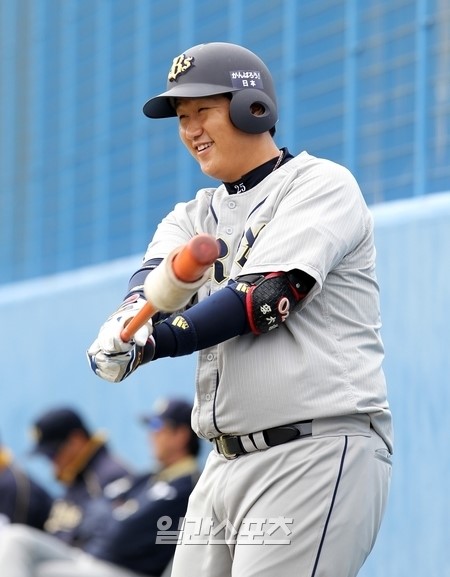 オリックスの李大浩が日本進出後初めての満塁本塁打を記録した。