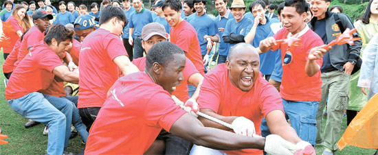 ソウル外国人労働者センター所属のウガンダ・中国の労働者たちが綱引き（チュルダリギ）の競技をしていた。