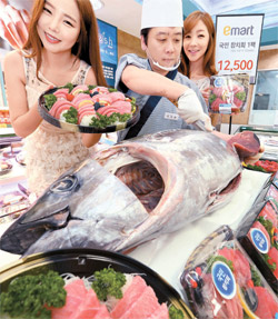 ３０日、イーマートソウル聖水店の水産物売り場で「国民のマグロ」発売イベントが開かれた。