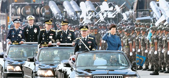 １日午前、朴槿恵（パク・クネ）大統領がソウル空港で開催された建軍６５周年「国軍の日」の記念式でオープンカーに乗って閲兵し、挙手敬礼をしている。