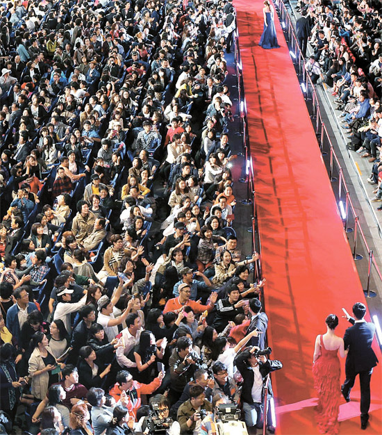 第１８回釜山（プサン）国際映画祭の開幕式が３日、釜山市海雲台区（プサンシ・ヘウンデグ）の映画の殿堂野外舞台で開かれた。会場をいっぱいに埋めた５０００人余りの来場者は、韓国内外の映画関係者がレッドカーペットに入場するたびにカメラの洗礼と歓声を送った。
