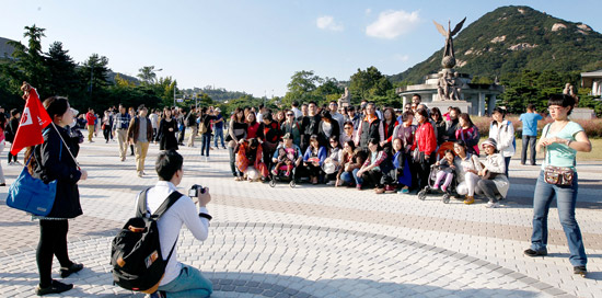中国の国慶節連休（１～７日）に合わせて韓国を訪れた中国人観光客が３日午後、青瓦台（チョンワデ、大統領府）の前で記念写真を撮っていた。