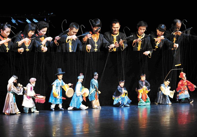 ２７日、光州広域市ビッゴウル市民文化館で開かれた「韓日中芸術祭」で、中国人形劇公演団が世界各国の伝統衣装をテーマにした操り人形劇を行っている。［写真＝文化体育観光部］