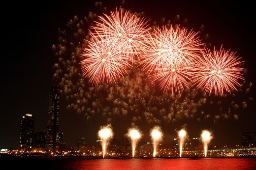 「２０１３ソウル世界花火大会」が５日土曜日の夜7時、汝矣島（ヨイド）漢江一帯で行われる（写真は昨年、花火大会の様子。ハンファグループ提供）。