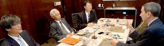 アインホーン元特別補佐官（右）が６日、ソウルウェスティン朝鮮ホテルで懇談会をしている。左側からペ・ミョンボク論説委員、金永熙（キム・ヨンヒ）論説委員、ナム・ジョンホ中央ＳＵＮＤＡＹ国際選任記者。
