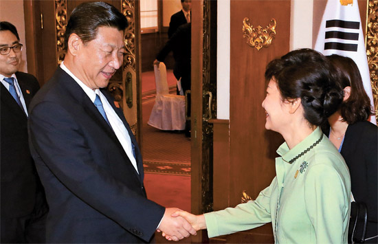 朴槿恵大統領と習近平中国国家主席が７日午前、インドネシアのバリで開かれた韓中首脳会談に先立ち握手している。