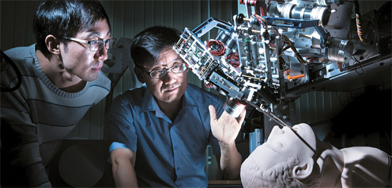 漢陽大ＥＲＩＣＡキャンパス電子システム工学科のイ・ビョンジュ教授（右）がヒューマン・ロボティックス研究室で、がん治療のために製作したロボットを実験している。