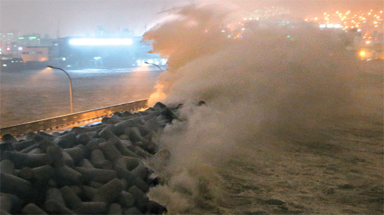 ８日夜、台風２４号「ダナス（ＤＡＮＡＳ）」の影響で、高波が釜山（プサン）南港の防波堤を覆っている。