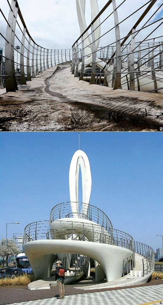 ソウル麻浦大橋南端に設置された造形物『風の道』の歩道はひびが入り、セメントの汚水が流れて汚くなっている。