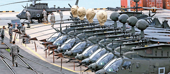 １０日、釜山（プサン）港に搬入された「ＯＨ－５８ＤＫｉｏｗａ　Ｗａｒｒｉｏｒ」ヘリコプター３０機。