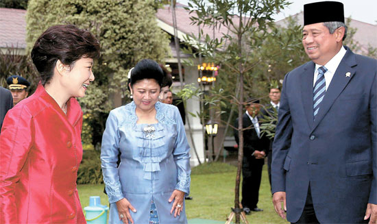朴槿恵（パク・クネ）大統領が１２日、インドネシアのユドヨノ大統領と記念植樹後、晩餐会場に移動した。中にいるのはアニー・バンバン夫人。