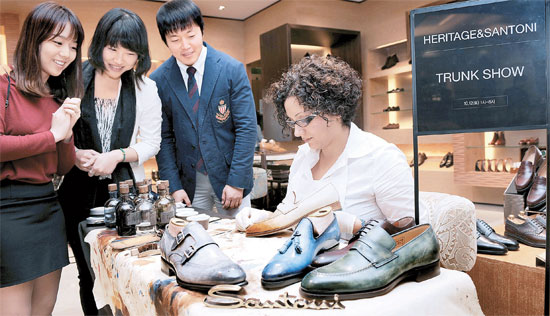 １３日、ロッテ百貨店小公洞（ソゴンドン）本店の靴店「ＨＥＲＩＴＡＧＥ（ヘリテージ）」で、イタリアの名品靴ブランド「Ｓａｎｔｏｎｉ（サントーニ）」の職人が靴の制作実演会を開いた。イタリアから来た職人がハンドメードの革の染色とオーダーメードサービス過程を実演して見せた。