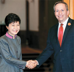朴槿恵（パク・クネ）大統領が１５日、ハーバード大学のローレンス・サマーズ教授に会って握手している。（写真＝青瓦台写真記者団）