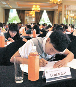 １２日にベトナムのホーチミンにあるリバーサイドサイゴンホテルで第１回成均（ソンギュン）ハングル文芸コンテスト大会が開かれた。大会に参加したフエ大学のレディントゥオンさん（２１）が文を書いていた。（写真＝成均館大学）