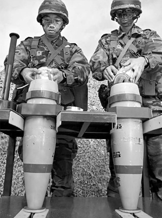 心理戦のため訓練を受けている国軍兵士が旧型ビラ砲弾にビラを入れている。１５５ミリ牽引砲を利用する旧型砲弾は射程距離が約１０キロにすぎない。
