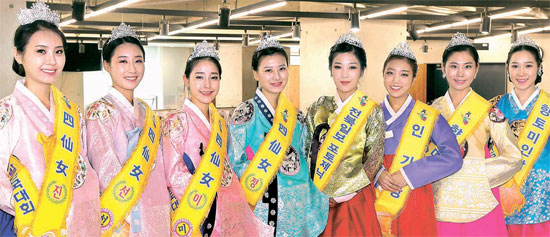 第５１回任実統合祭りの行事として開かれた第２７回四仙女選抜全国大会で選ばれた「四仙女」が１６日、ソウル中央日報本社を訪問した。