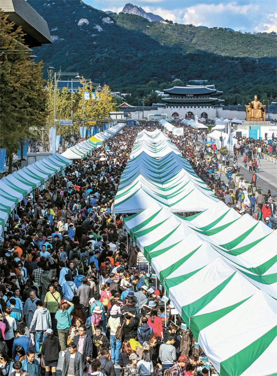 ２０日、ソウル光化門（カンファムン）で「「ウィアジャ・チャリティフリーマーケット」」が開かれ、多くの市民で賑わっていた。