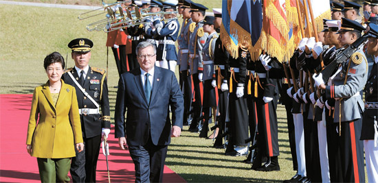 ２２日、青瓦台（チョンワデ、大統領府）の大庭園で開かれた公式歓迎式で、朴大統領とコモロフスキ大統領が儀仗隊を査閲している。