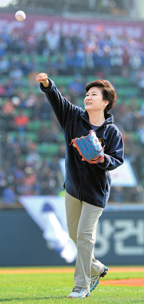 ２７日、プロ野球韓国シリーズのサムスン－斗山（トゥサン）第３戦で始球式を行う朴槿恵（パク・クネ）大統領。