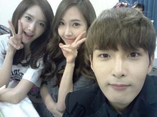 少女時代ユナ、ジェシカ、ＳＵＰＥＲ　ＪＵＮＩＯＲリョウク（写真左から）。