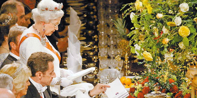 英国王室の伝統に基づいて開かれる夕食会には、王室の家族と英国側の要人、外国首脳随行員が出席する。この席で女王と首脳は両国の友好を誓う歓迎の言葉と答辞を述べる。２００８年３月に国賓訪問したサルコジ仏大統領のための夕食会でエリザベス２世が演説している。［中央フォト］