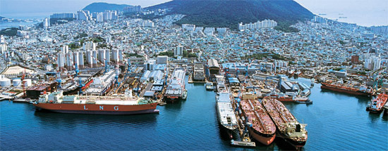 韓進重工業影島造船所は７月の現代商船の輸送船４隻に続き、２８日にはギリシャ・トルコでもバルク船４隻を受注した。写真は釜山影島造船所。［中央フォト］