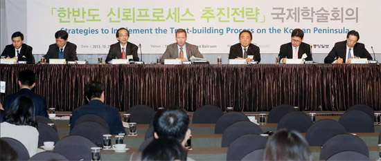 統一研究院主催の国際学術会議で、テーマ発表者と討論者が韓半島信頼プロセス推進戦略を議論していた。