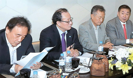 韓半島フォーラムの主催で先月３１日、グランドアンバサダーホテルで開かれた月例セミナーで、出席者が討論している。