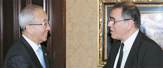 ヌリエル・ルービニ米ニューヨーク大学教授（右）が４日、玄オ錫（ヒョン・オソク）経済副首相に会って経済懸案について議論した。