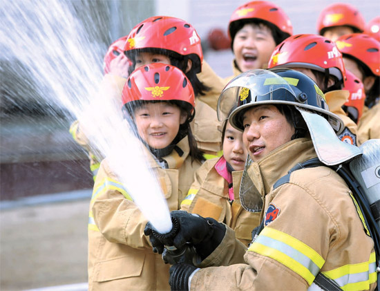 ４日、ソウル放鶴洞（パンハクドン）の道峰（トボン）消防署の前庭で「花ルル１１９安全集めハンマダン」が行われ、幼稚園児たちが消防官と共に実際の消防ホースで水をまいている。