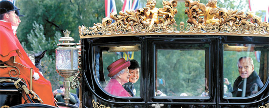 ５日午後、公式歓迎式終了後にエリザベス２世女王（左手前）と共に王室馬車に乗ってバッキンガム宮殿に移動する朴槿恵（パク・クネ）大統領。
