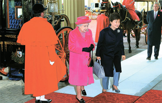 ５日午後（英国時間）、公式歓迎式を終えてバッキンガム宮に移動した朴槿恵（パク・クネ）大統領とエリザベス２世女王が王室馬車から降りている。
