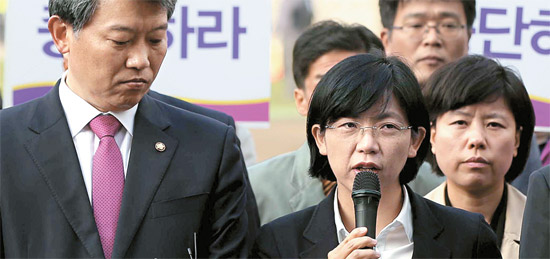 李正姫（イ・ジョンヒ）統進党代表が５日午後、ソウル広場で記者会見を開き、国務会議を通過した政党解散審判請求の中断を求めている。李代表の左は金先東（キム・ソンドン）議員。