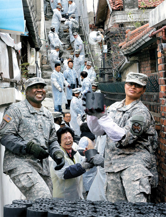 ６日、ソウル西大門区弘恩洞（ソデムング・ホンウンドン）では社会的弱者層のための練炭配達ボランティア活動を行った在韓米軍将兵。