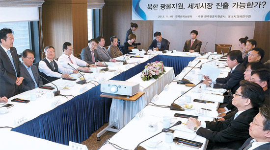 中央日報の経済研究所が主催したエネルギーフォーラムが６日、「北朝鮮の鉱物資源は世界市場へ進出可能なのか？」というテーマで、ソウル太平路（テピョンノ）に位置する韓国プレスセンターで開かれた。参加者たちが挨拶をしている。